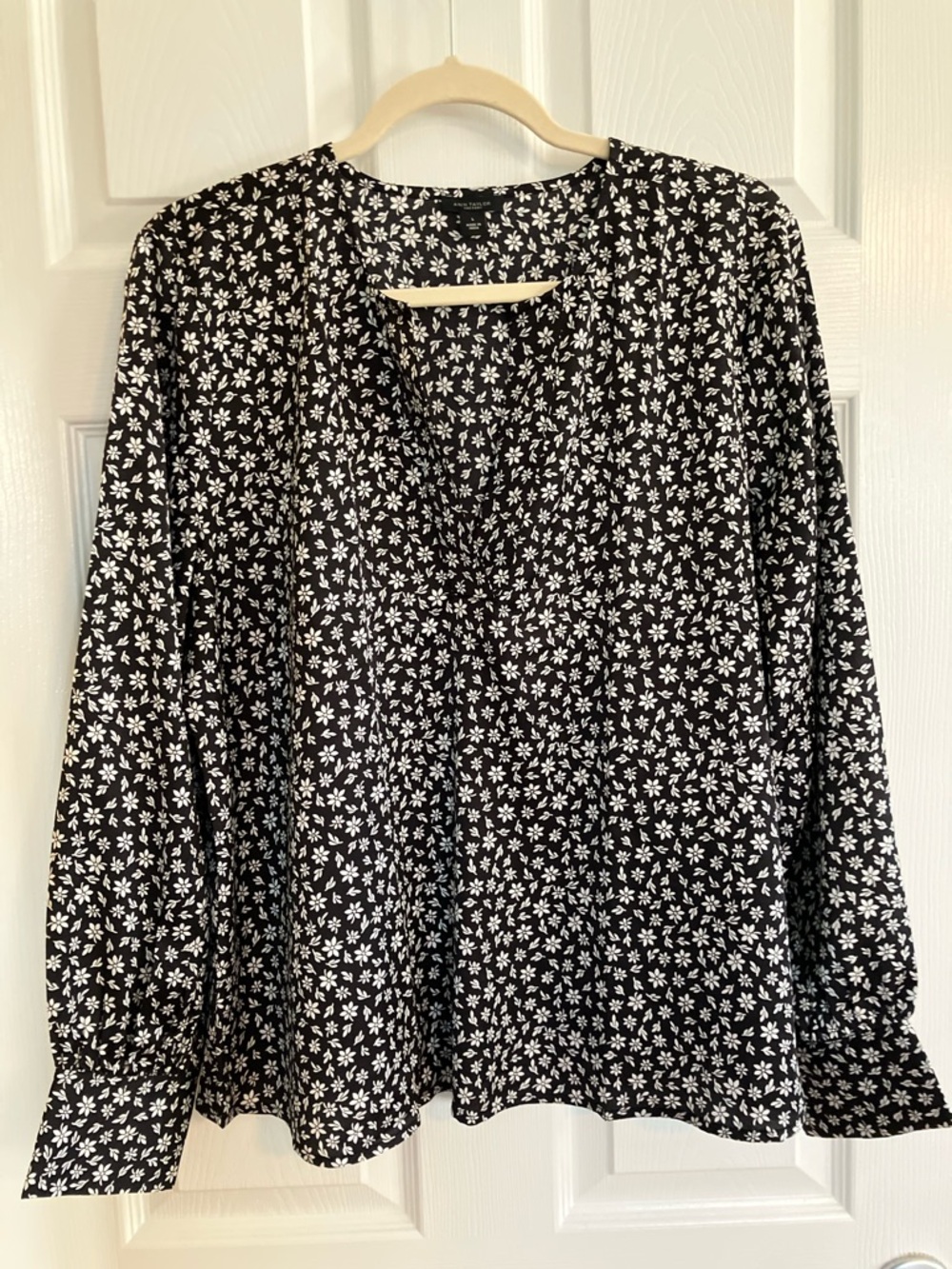 Ann Taylor Black Floral Long-Sleeve V-Neck Blouse